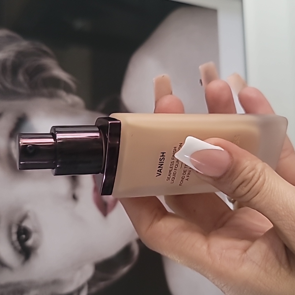 Vanish Seamless Finish Liquid Foundation HOURGLASS - Picture 4 of 4
